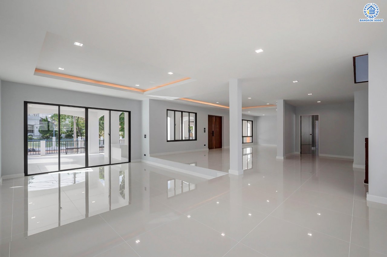 บ้านเดี่ยวฟิลคฤหาสน์มือสองตกแต่งใหม่ แบรนด์ LH ดีไซน์สุดหรูหรา โครงการ ลดาวัลย์ ปิ่นเกล้า เนื้อที่ 178.6 ตร.ว. บนพื้นที่ใช้สอยถึง 651.84 ตร.ม. ฟังก์ชันจัดเต็ม 5 ห้องนอน 7 ห้องน้ำ  1 ห้องแม่บ้าน จอดรถได้ถึง 3 คัน ทำเลศักยภาพติดถนนบรมราชชนนี เชื่อมต่อหลายเส้นทาง ใกล้มหาวิทยาลัยมหิดล และเซ็นทรัลศาลายา